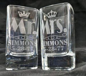 COUPLES GIFTS Set of 2 Mr & Mrs Wedding Shot Glasses Queen King Crown Wedding Gifts Personalized Custom Engraved Party Glasses Couple Names Date