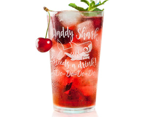 FOR DAD & GRANDPA Daddy or Grandpa Shark Needs a Drink Do Do Do Birthday Father's Day Gift from Daughter Son Funny New Dad to Be for Husband Baby Shower Glass