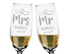 Custom Engraved Champagne Flutes: Mr & Mrs with Infinity Heart Design - Perfect Wedding Toasting Set, Gift Box Set