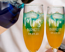 Custom Engraved Champagne Flutes: Mr & Mrs with Infinity Heart Design - Perfect Wedding Toasting Set, Gift Box Set