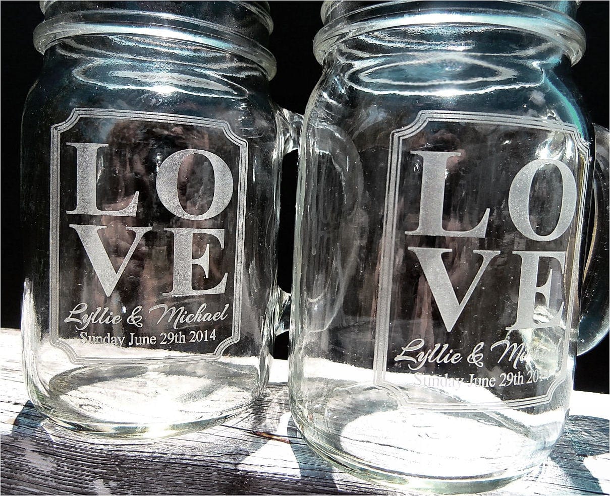 COUPLES GIFTS Barn Wedding Favor SINGLE Love Personalized Mason Jar Mugs Rustic Weddding Favor Decor Handle Mug Drinking Glasses for Newly Married Gift