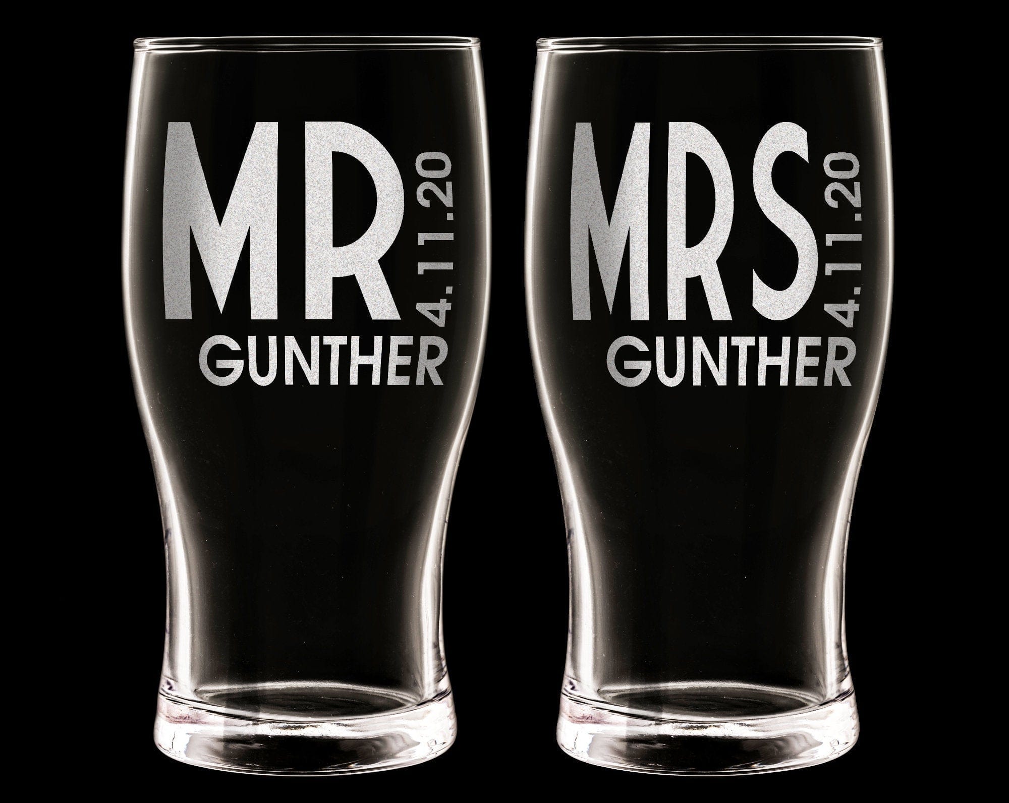 COUPLES GIFTS Drinking Glasses Set of 2 Mr Mrs Beer Glassware Bar Accessories for Home Happy Birthday Gifts for Men Women Couples Anniversary Man Gift