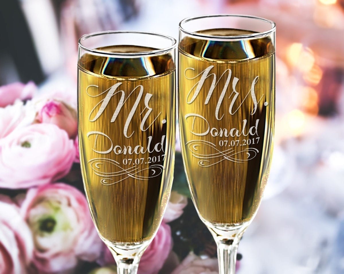 COUPLES GIFTS Infinity Mr Mrs Set of 2 Champagne Glasses Newlyweds Couple Future Mr Mrs Gift Laser Etched Wedding Favors Bridal Shower Gift for Bride