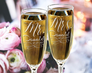 COUPLES GIFTS Infinity Mr Mrs Set of 2 Champagne Glasses Newlyweds Couple Future Mr Mrs Gift Laser Etched Wedding Favors Bridal Shower Gift for Bride