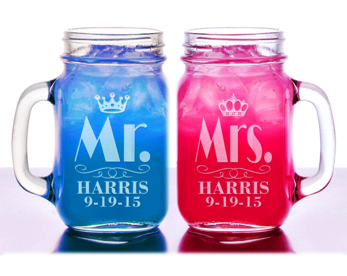 COUPLES GIFTS King Queen Mr Mrs Design Set of 2 Mason Jars Engraved Couple Wedding Present Newlywed Party Favor Future Mrs Bachelorette Decoration His Her