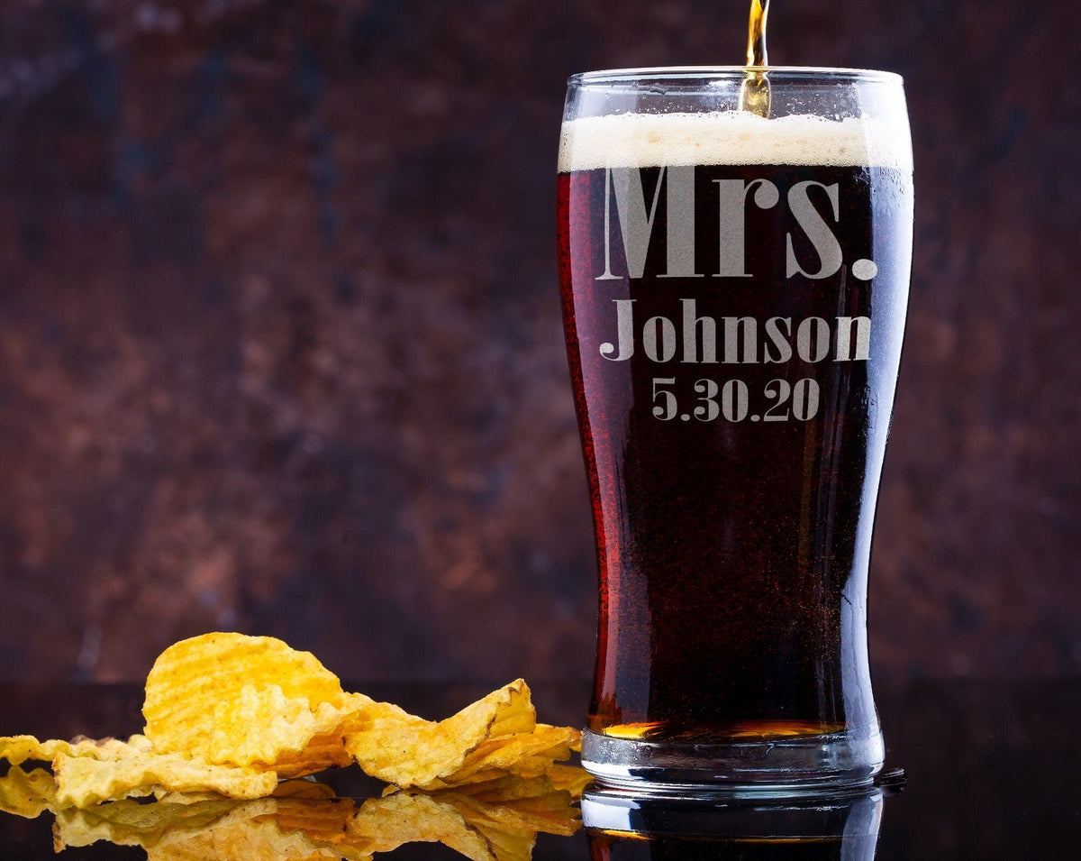 COUPLES GIFTS Lager Mr. Mrs. Personalized Set of 2 Beer Glass