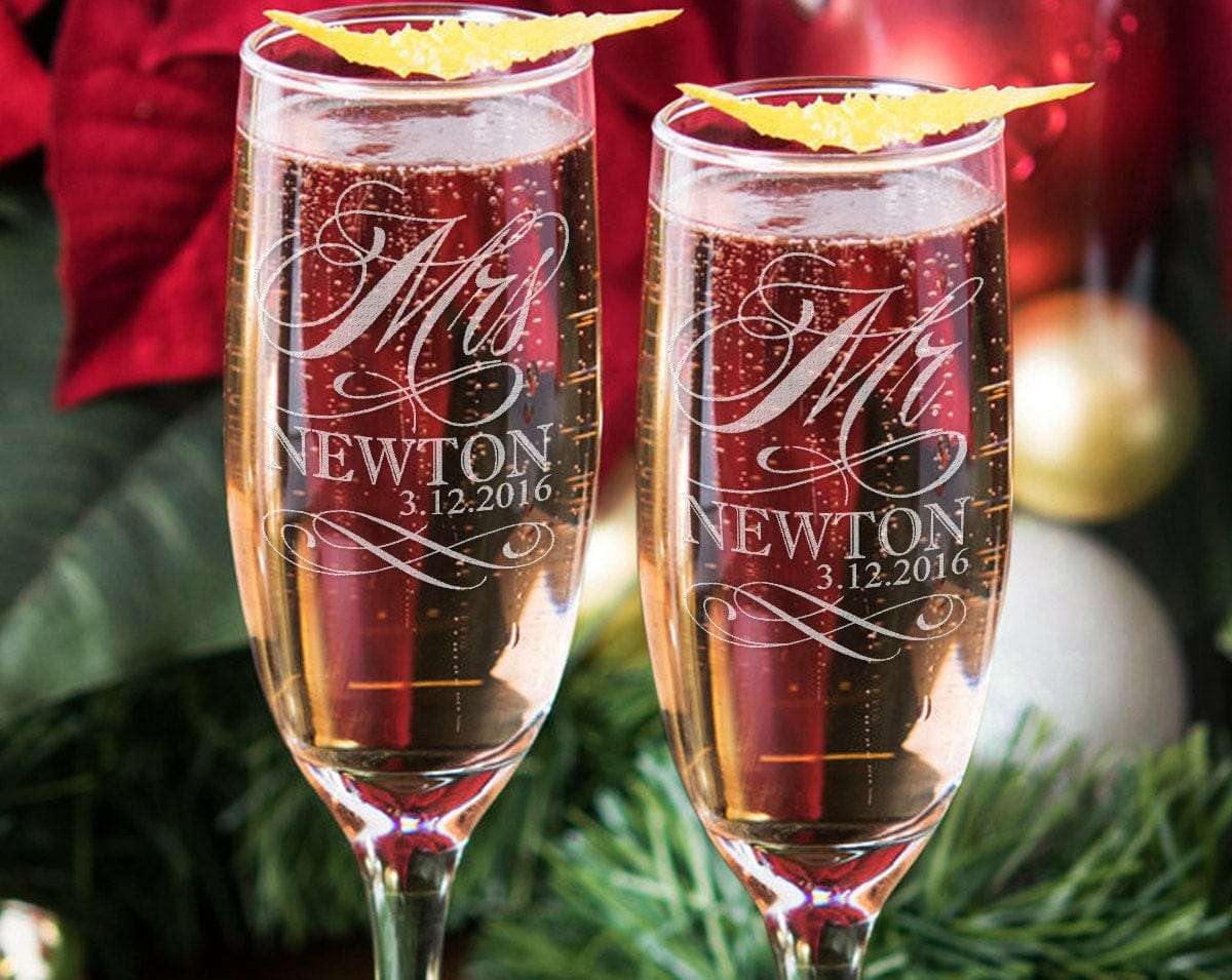 COUPLES GIFTS Mr and Mrs Champagne Glasses, Set of 2 Personalized Wedding Flutes, Custom Engraved Mr and Mrs Toasting Glass Flutes, Bride and Groom Gift