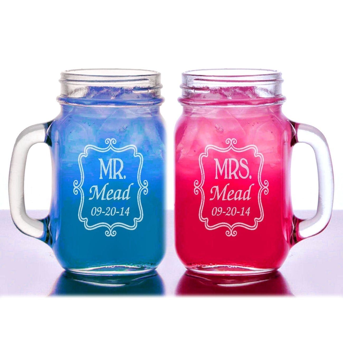 COUPLES GIFTS Mr  Mrs Elegant Border Personalized Wedding Mason Jars Engraved His Hers Set of 2 Weddding Gift Favor Idea Newlyweds Jar Handle Mug Glasses