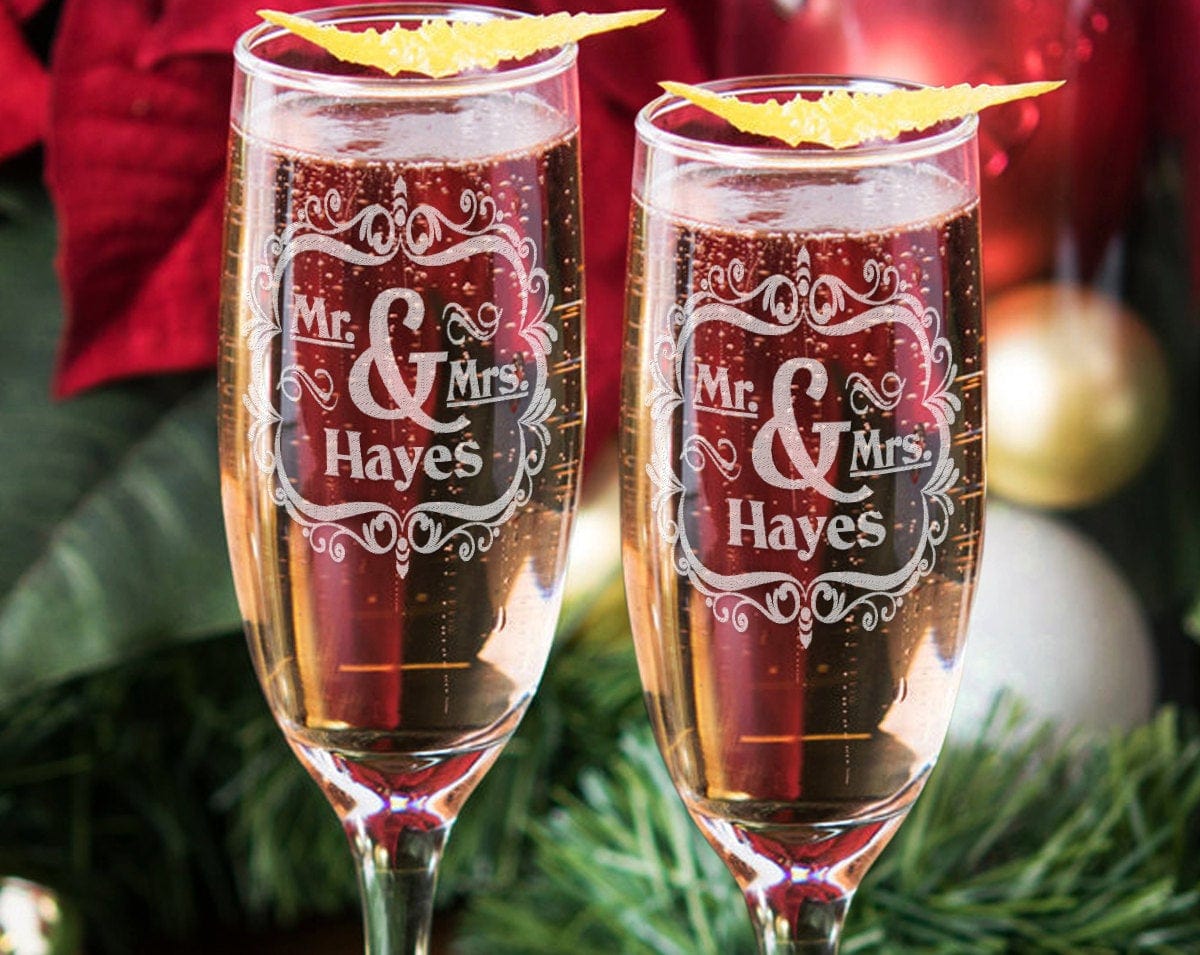 COUPLES GIFTS Mr & Mrs Toasting Set of 2 with Last Name Champagne Glasses Bride Groom Wedding Decor Gift Wedding Champagne Flutes Favor for Newlyweds