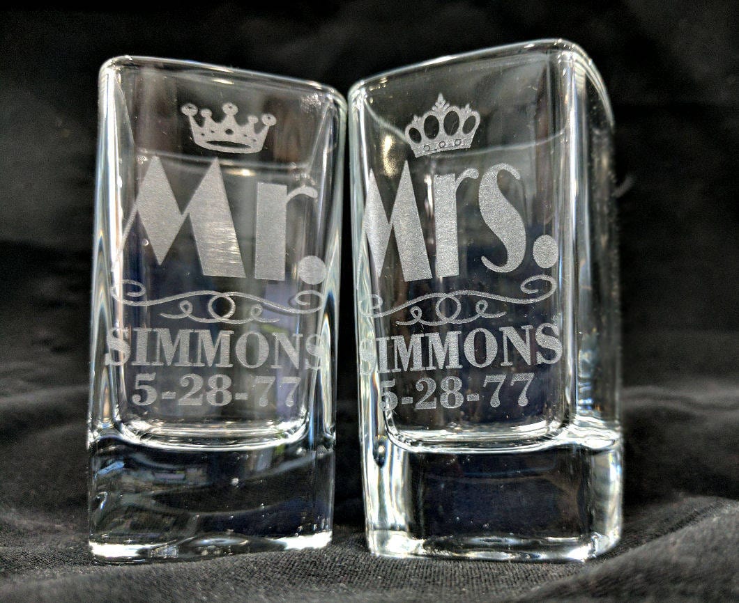 COUPLES GIFTS Set of 2 Mr & Mrs Wedding Shot Glasses Queen King Crown Wedding Gifts Personalized Custom Engraved Party Glasses Couple Names Date