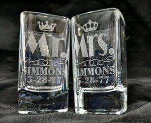 COUPLES GIFTS Set of 2 Mr & Mrs Wedding Shot Glasses Queen King Crown Wedding Gifts Personalized Custom Engraved Party Glasses Couple Names Date
