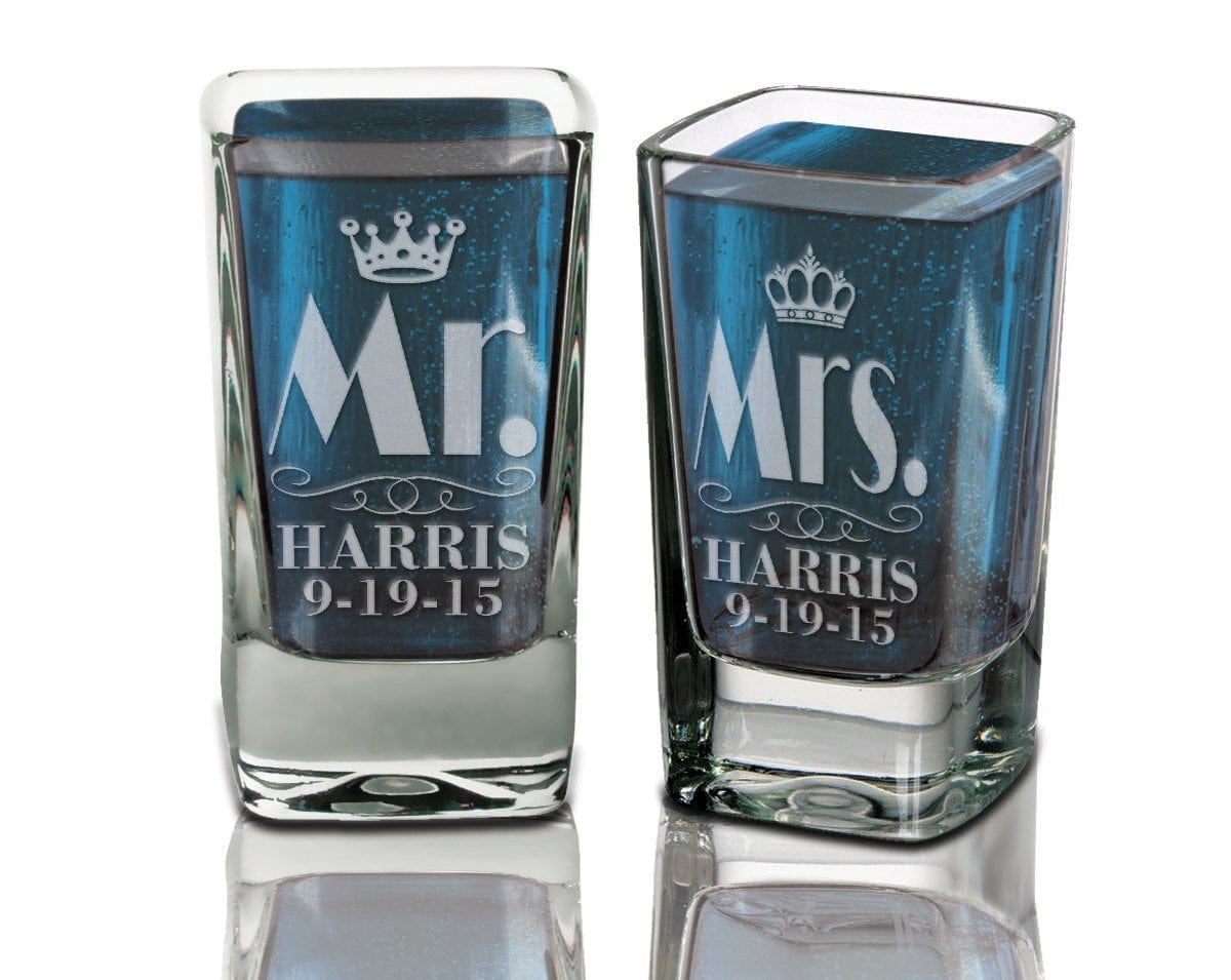 COUPLES GIFTS Set of 2 Mr & Mrs Wedding Shot Glasses Queen King Crown Wedding Gifts Personalized Custom Engraved Party Glasses Couple Names Date