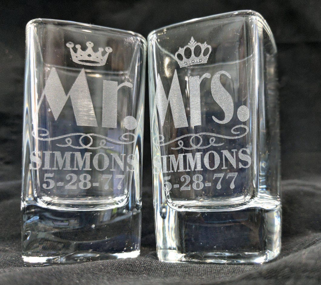 COUPLES GIFTS Set of 2 Mr & Mrs Wedding Shot Glasses Queen King Crown Wedding Gifts Personalized Custom Engraved Party Glasses Couple Names Date