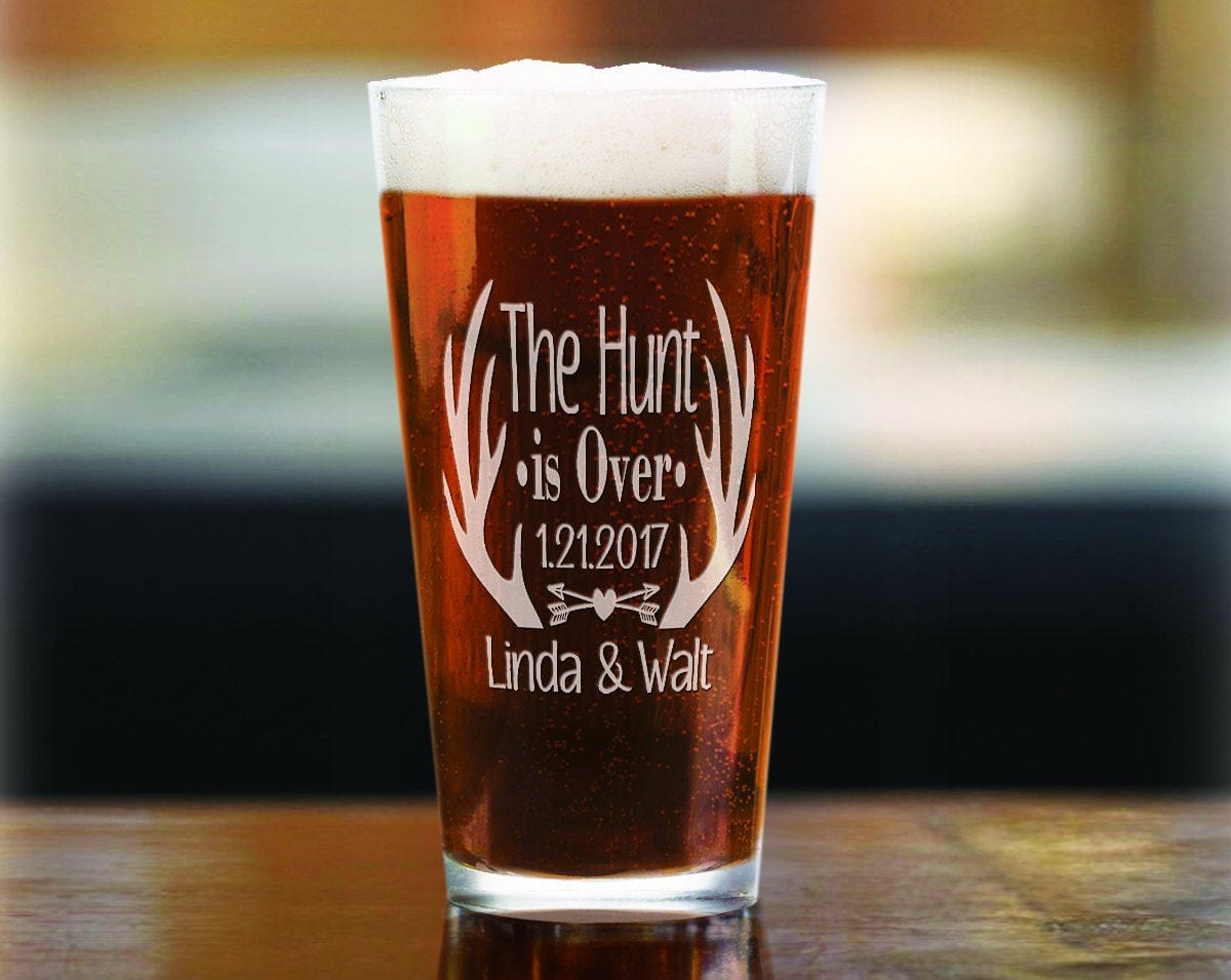 COUPLES GIFTS Set of 2 Wedding Favor for Guests Personalized The Hunt is Over Beer Glass Gift for Newly Married Country Wedding Valentines Day New Mr Mrs