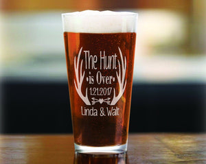 COUPLES GIFTS Set of 2 Wedding Favor for Guests Personalized The Hunt is Over Beer Glass Gift for Newly Married Country Wedding Valentines Day New Mr Mrs