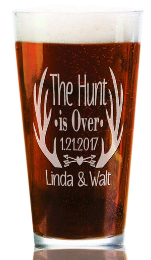 COUPLES GIFTS Set of 2 Wedding Favor for Guests Personalized The Hunt is Over Beer Glass Gift for Newly Married Country Wedding Valentines Day New Mr Mrs