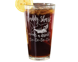 FOR DAD & GRANDPA Daddy or Grandpa Shark Needs a Drink Do Do Do Birthday Father's Day Gift from Daughter Son Funny New Dad to Be for Husband Baby Shower Glass