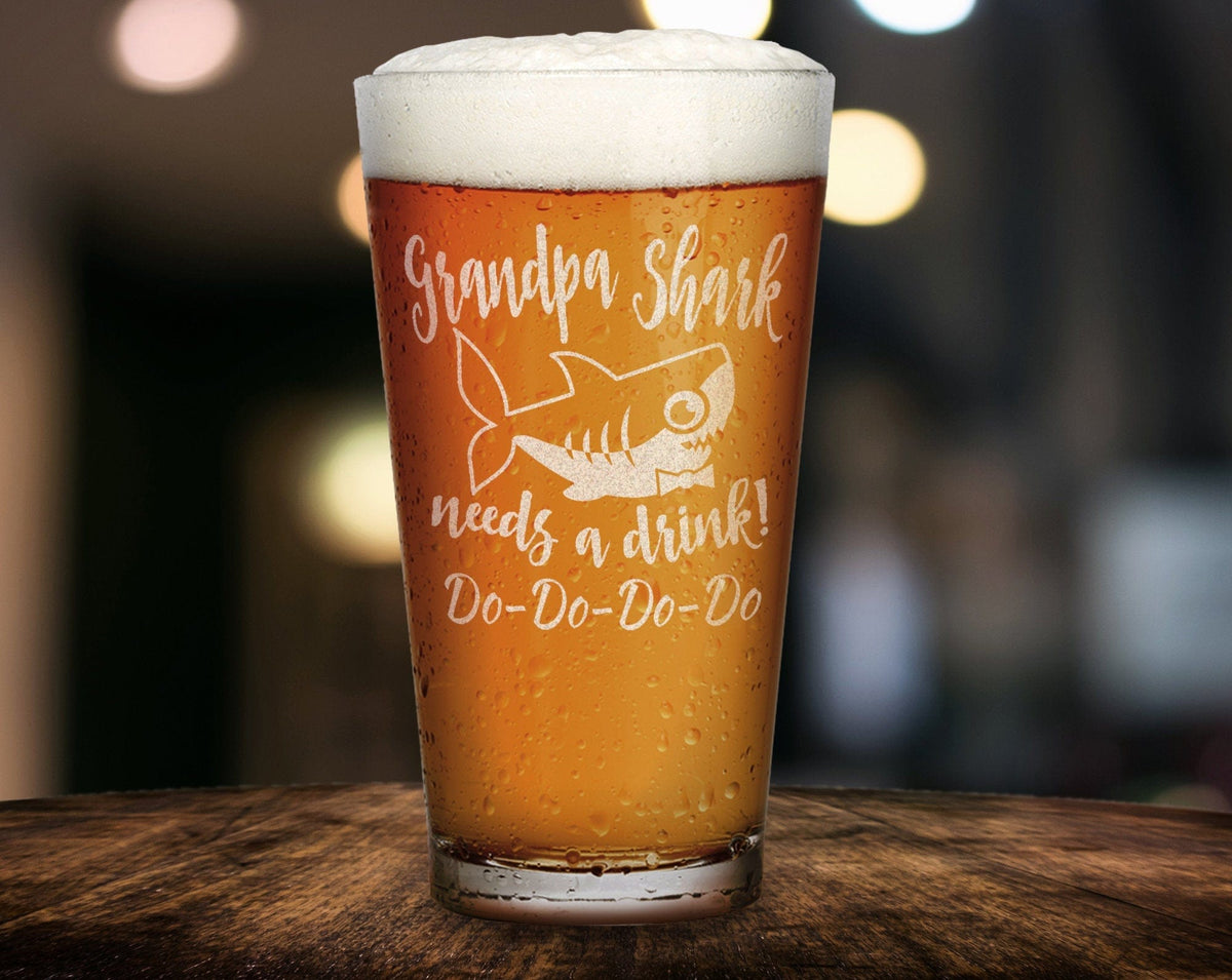 FOR DAD & GRANDPA Daddy or Grandpa Shark Needs a Drink Do Do Do Birthday Father's Day Gift from Daughter Son Funny New Dad to Be for Husband Baby Shower Glass